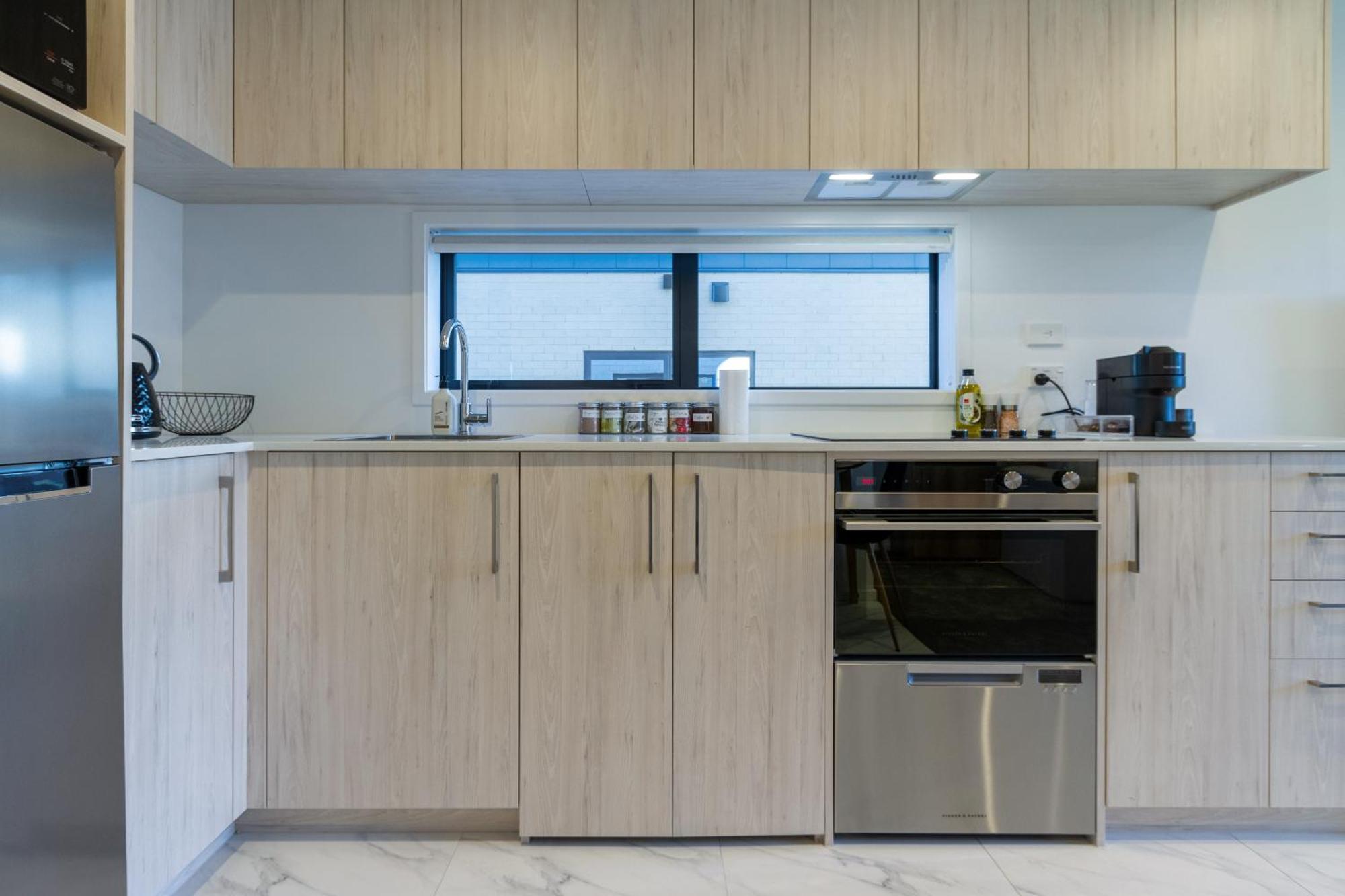 Single Level Studio Escape On Wilmer St - Central Christchurch Eksteriør billede